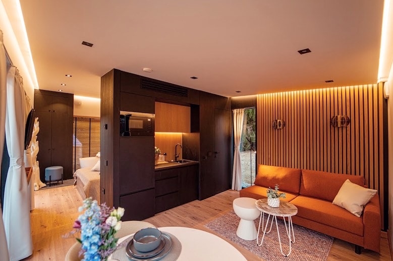 1B7AEFC3-18CB-4EC5-AB72-74793F50C8CB